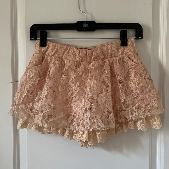 Vintage Y2K Peach Pink Tiered Lace Mini Shorts with Pockets from Cecil McBee - Picture 2 of 8